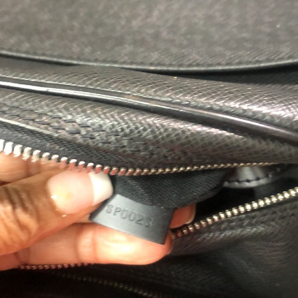 LOUIS VUITTON authentic Taiga Reporter PM Bag, Crossbody/Shoulder Leather - Picture 7 of 9